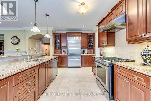 2360 Lyndhurst Drive, Oakville, ON - Indoor Photo Showing Kitchen With Double Sink With Upgraded Kitchen