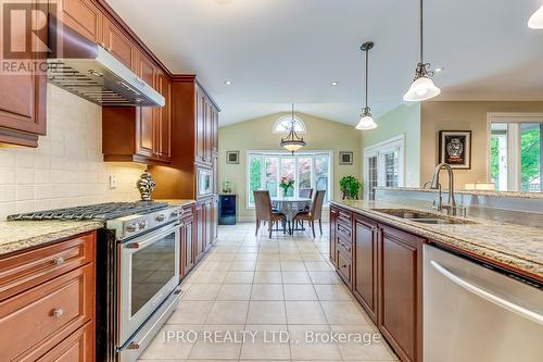 2360 Lyndhurst Drive, Oakville, ON - Indoor Photo Showing Kitchen With Double Sink With Upgraded Kitchen