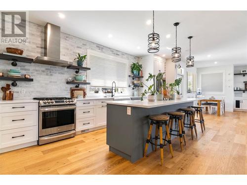 1080 17 Avenue Se, Salmon Arm, BC - Indoor Photo Showing Kitchen With Upgraded Kitchen