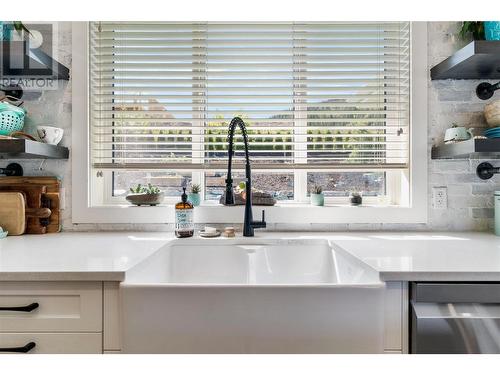 1080 17 Avenue Se, Salmon Arm, BC - Indoor Photo Showing Kitchen