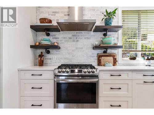 1080 17 Avenue Se, Salmon Arm, BC - Indoor Photo Showing Kitchen