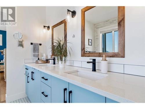 1080 17 Avenue Se, Salmon Arm, BC - Indoor Photo Showing Bathroom