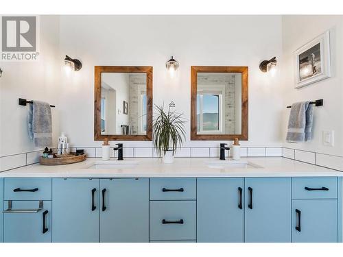 1080 17 Avenue Se, Salmon Arm, BC - Indoor Photo Showing Bathroom