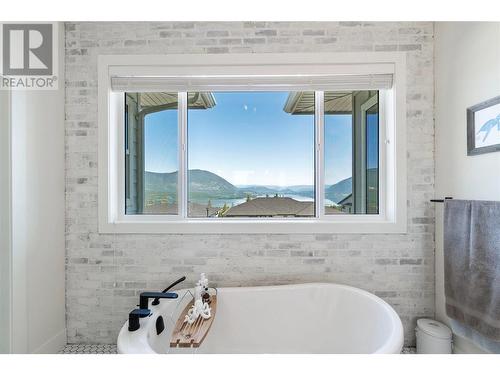 1080 17 Avenue Se, Salmon Arm, BC - Indoor Photo Showing Bathroom