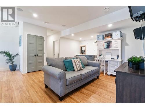 1080 17 Avenue Se, Salmon Arm, BC - Indoor Photo Showing Living Room