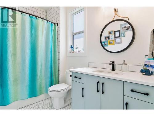 1080 17 Avenue Se, Salmon Arm, BC - Indoor Photo Showing Bathroom