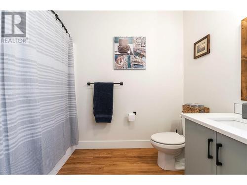 1080 17 Avenue Se, Salmon Arm, BC - Indoor Photo Showing Bathroom