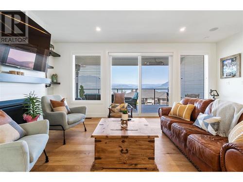 1080 17 Avenue Se, Salmon Arm, BC - Indoor Photo Showing Living Room