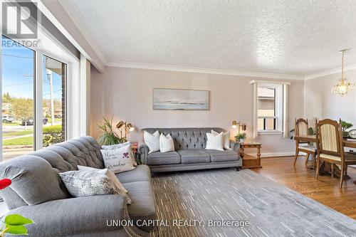 67 Wye Valley Road, Toronto (Dorset Park), ON - Indoor Photo Showing Living Room