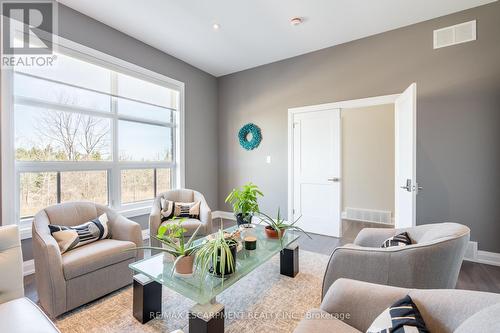 78 Hickory Avenue, Niagara-On-The-Lake, ON - Indoor Photo Showing Living Room