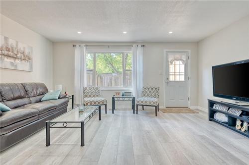 156 Victor Boulevard, Hamilton, ON - Indoor Photo Showing Living Room