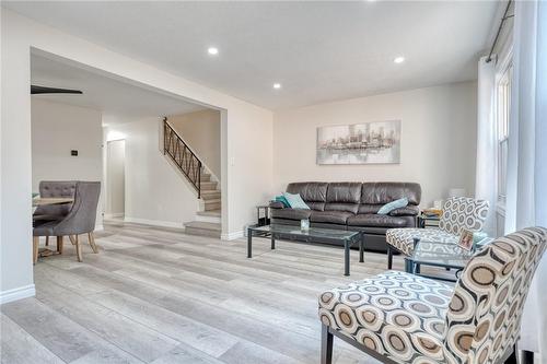 156 Victor Boulevard, Hamilton, ON - Indoor Photo Showing Living Room