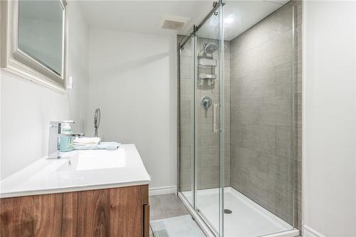 156 Victor Boulevard, Hamilton, ON - Indoor Photo Showing Bathroom