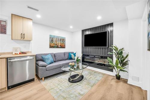 64 Viceroy Court, Hamilton, ON - Indoor Photo Showing Living Room