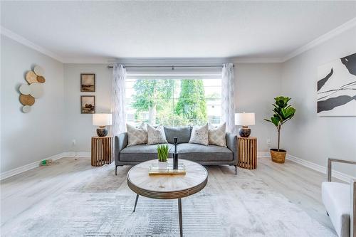 2 Lesgay Cres Crescent, Toronto, ON - Indoor Photo Showing Living Room