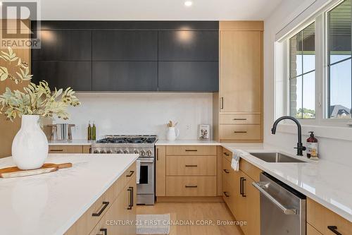 122 Timberwalk Trail, Middlesex Centre (Ilderton), ON - Indoor Photo Showing Kitchen With Upgraded Kitchen