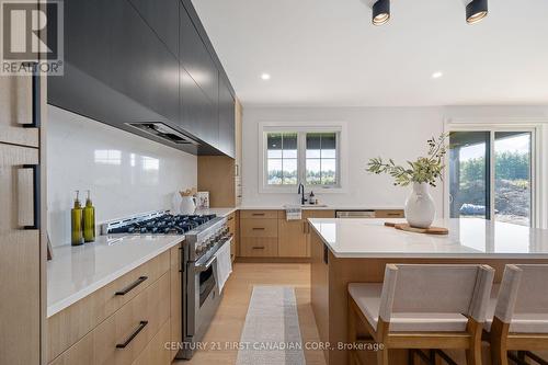 122 Timberwalk Trail, Middlesex Centre (Ilderton), ON - Indoor Photo Showing Kitchen With Upgraded Kitchen