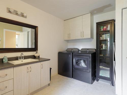 Bathroom - 1749 Mtée Harwood, Saint-Lazare, QC - Indoor Photo Showing Laundry Room