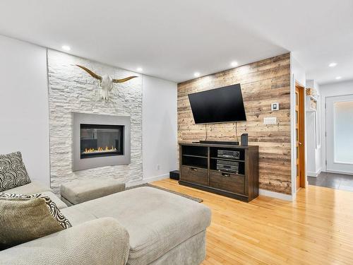 Living room - 625 Rue La Bruyère, Laval (Auteuil), QC - Indoor Photo Showing Living Room With Fireplace