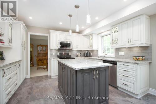 35 Castle Harbour Drive, Scugog (Port Perry), ON - Indoor Photo Showing Kitchen With Upgraded Kitchen