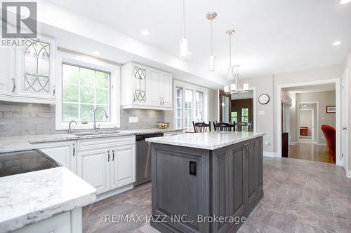 35 Castle Harbour Drive, Scugog (Port Perry), ON - Indoor Photo Showing Kitchen With Upgraded Kitchen