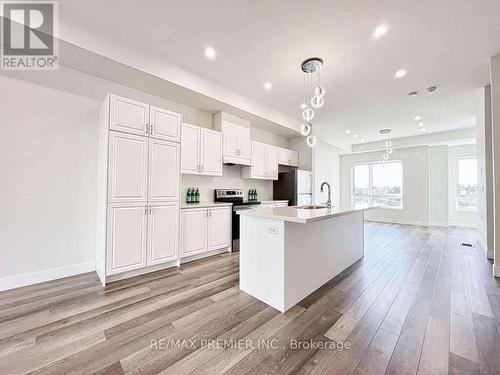 40 Nine Mile Lane, Richmond Hill, ON - Indoor Photo Showing Kitchen With Upgraded Kitchen