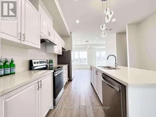 40 Nine Mile Lane, Richmond Hill, ON - Indoor Photo Showing Kitchen With Double Sink With Upgraded Kitchen