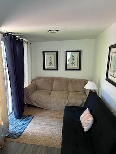 311 Oakwood Avenue, Crystal Beach, ON - Indoor Photo Showing Living Room