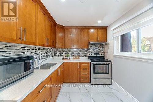 89 Darras Court E, Brampton, ON - Indoor Photo Showing Kitchen With Double Sink With Upgraded Kitchen