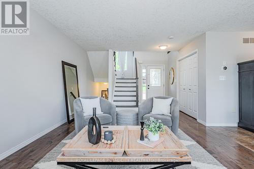 173 Clair Road W, Guelph (Clairfields), ON - Indoor Photo Showing Living Room