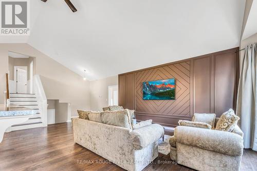 100 Queen Street, Kawartha Lakes, ON - Indoor Photo Showing Living Room