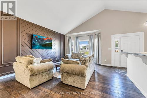 100 Queen Street, Kawartha Lakes, ON - Indoor Photo Showing Living Room