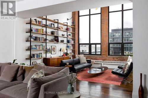 423 - 43 Hanna Avenue, Toronto (Niagara), ON - Indoor Photo Showing Living Room