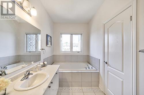 214 Paradelle Drive, Richmond Hill, ON - Indoor Photo Showing Bathroom