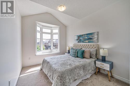 214 Paradelle Drive, Richmond Hill, ON - Indoor Photo Showing Bedroom