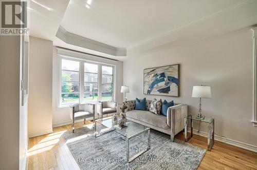 214 Paradelle Drive, Richmond Hill, ON - Indoor Photo Showing Living Room