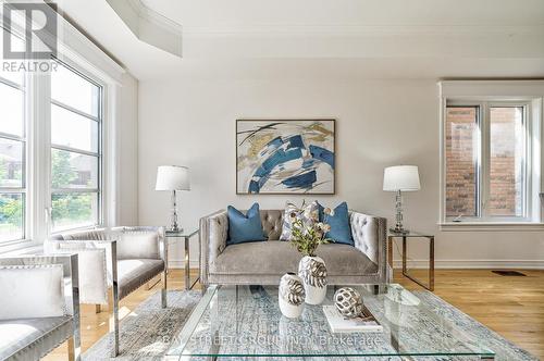 214 Paradelle Drive, Richmond Hill, ON - Indoor Photo Showing Living Room