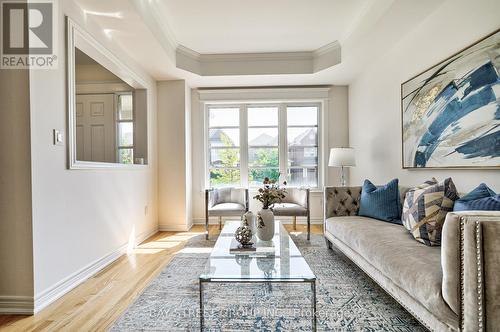 214 Paradelle Drive, Richmond Hill, ON - Indoor Photo Showing Living Room