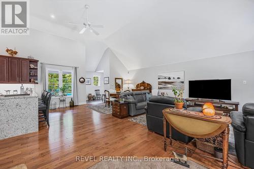 1640 Golf Link Road, Midland, ON - Indoor Photo Showing Living Room