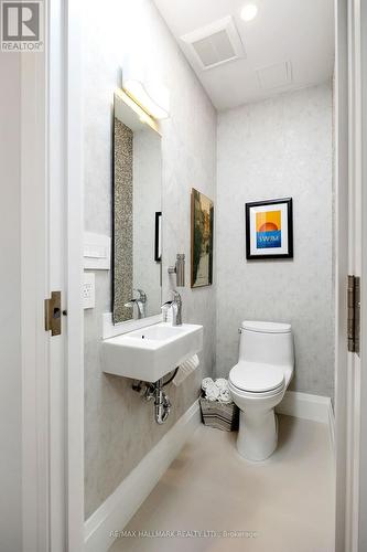 423 - 43 Hanna Avenue, Toronto, ON - Indoor Photo Showing Bathroom