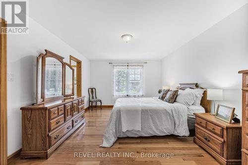 22 Anne Street, Penetanguishene, ON - Indoor Photo Showing Bedroom