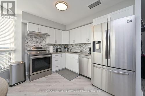 #1210 - 10 Laurelcrest Street, Brampton (Queen Street Corridor), ON - Indoor Photo Showing Kitchen With Stainless Steel Kitchen With Upgraded Kitchen