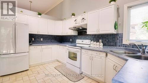 1085 S Wenige Drive, London, ON - Indoor Photo Showing Kitchen With Double Sink