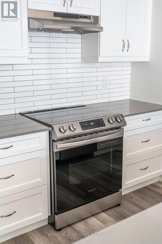 29 - 17 Lakewood Crescent, Kawartha Lakes (Bobcaygeon), ON - Indoor Photo Showing Kitchen With Upgraded Kitchen