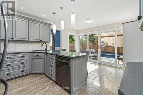 2054 Hunters Wood Drive, Burlington, ON - Indoor Photo Showing Kitchen With Upgraded Kitchen