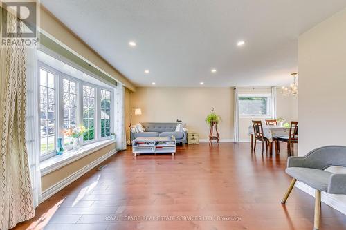 172 Arichat Road, Oakville, ON - Indoor Photo Showing Living Room