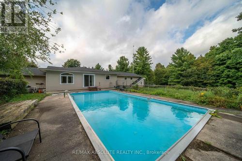 139 Felton Crescent, Russell, ON - Outdoor With In Ground Pool With Backyard