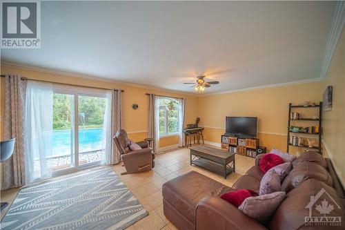 139 Felton Crescent, Russell, ON - Indoor Photo Showing Living Room