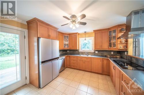 139 Felton Crescent, Russell, ON - Indoor Photo Showing Kitchen With Double Sink