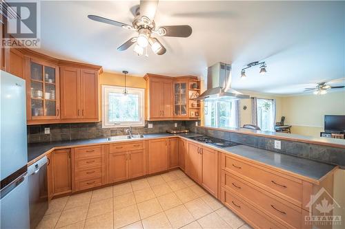 139 Felton Crescent, Russell, ON - Indoor Photo Showing Kitchen With Double Sink